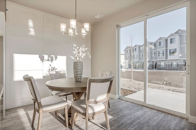 Building Photo - 3 Bedroom 2 Bath Townhome in Orem!!