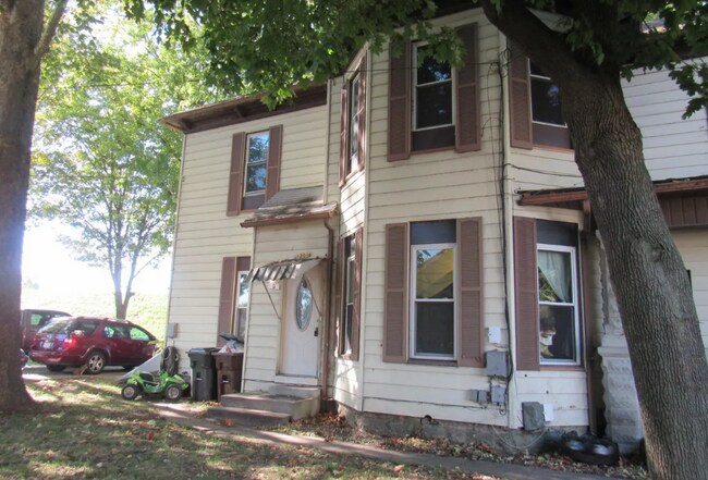 Building Photo - 120 1st St