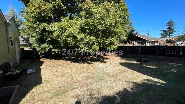 Building Photo - Nostalgic 2 BD | 2 BA House w/ Large Backy...