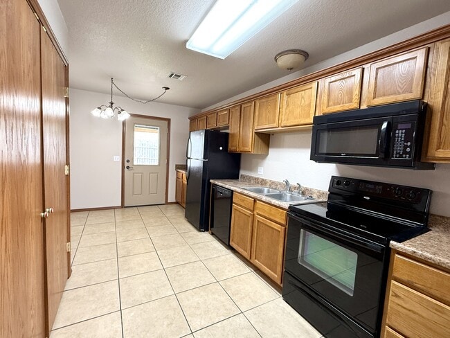 Building Photo - 2202 Lakeview Dr