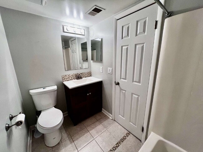 Building Photo - OPEN HOUSE SATURDAY THE 20TH 10AM-12PM! AMAZING 2 BED / 2 BATH CONDO – ONLY 8 BLOCKS FROM THE BEACH!