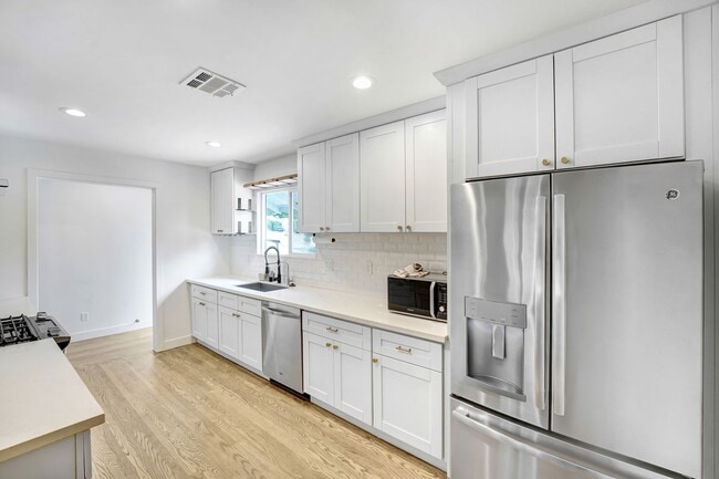 Building Photo - 6465 Ivarene Ave