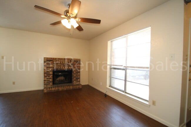 Building Photo - Charming Two-Bedroom Townhome with Fireplace