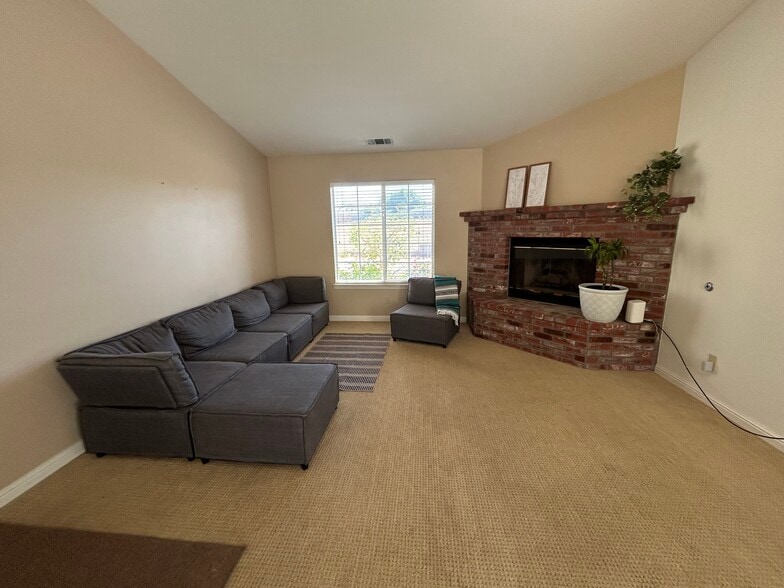 Building Photo - 1465 Oak Knoll Rd