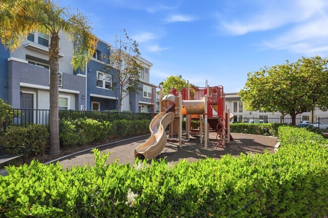 Building Photo - Point Loma, "The Bay" 2 bed 2 Bath Townhome now available! Amazing amenities, don't miss out