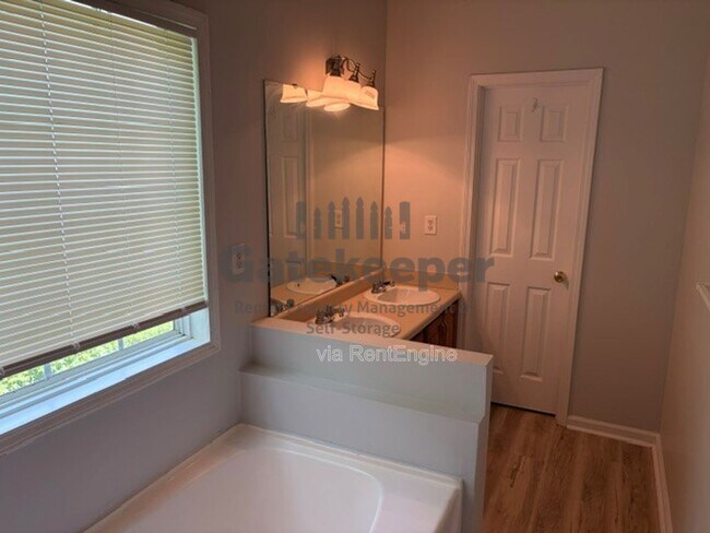 Building Photo - 3161 Glen Hollow Dr