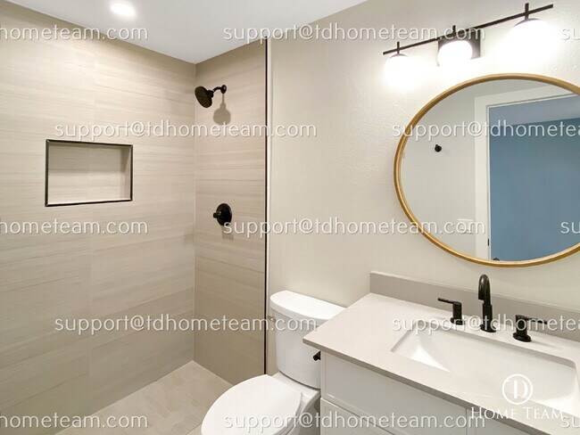 Building Photo - "Charming 1-Bed Waterfront Retreat with Scenic Lake Views & Pool in Kirkland!"