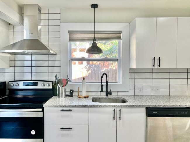 Building Photo - IMMACULATE with ALL THE UPDATES!