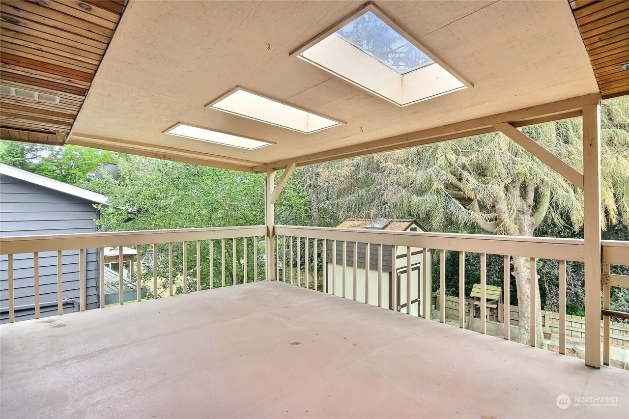 Large deck - 3527 Shattuck Ave S