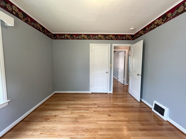 Building Photo - Spacious Multi-Level Living with Vaulted Ceilings and Backyard Access