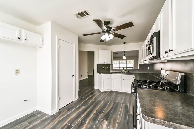 Building Photo - 2511 Pine Cone Dr