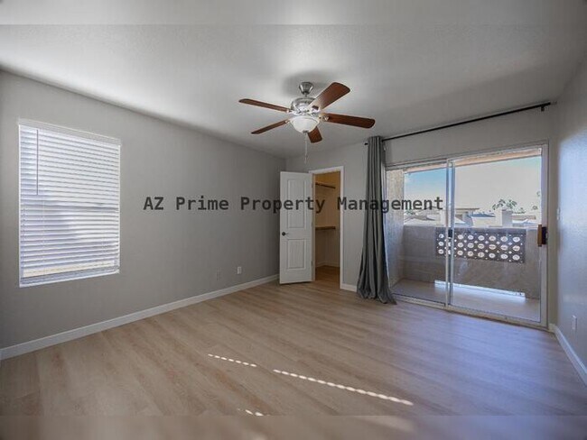 Building Photo - 1880 E Morten Ave