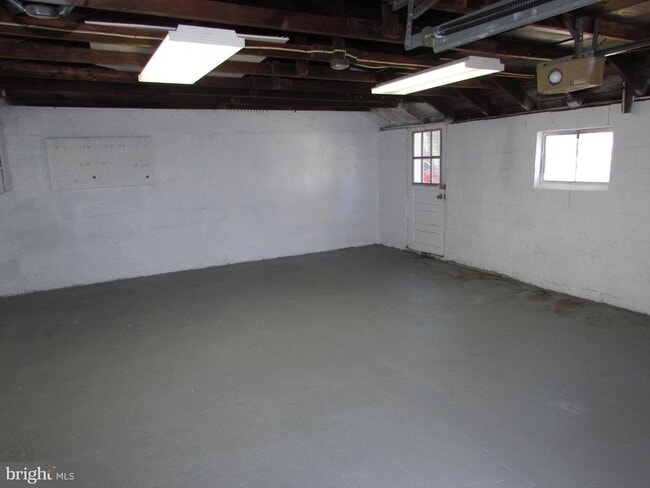 Building Photo - 8700 Maple Ave