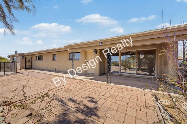 Building Photo - Mid Century Ranch Home on 2+ Acres with Private Pool - Mountain & City Views
