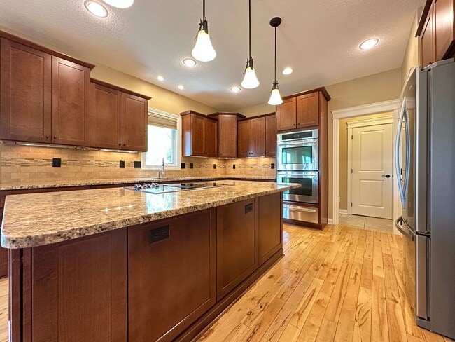 Building Photo - Astonishing 5 bedroom 3.5 Bath Home