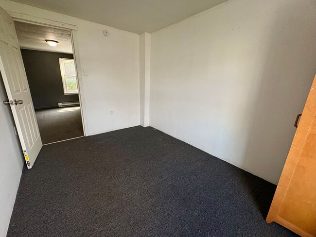 Building Photo - 2 Bedroom 1 Bathroom in Lebanon!
