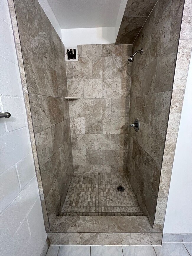 Building Photo - Available on 10/01/25, 660 sq ft, 2 Bedroo...