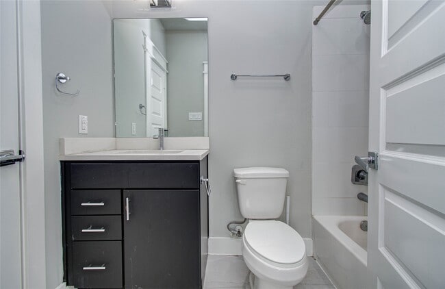 Building Photo - 2116 Naomi St