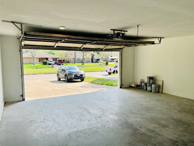 Building Photo - 1026 Fallbrook Dr