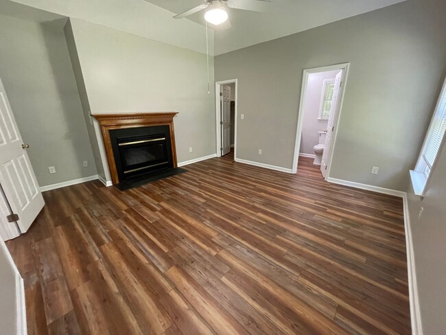 Building Photo - Charming, updated 3br house w/ separate ga...