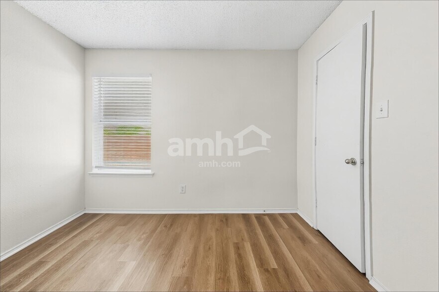 Building Photo - 413 Bretts Way