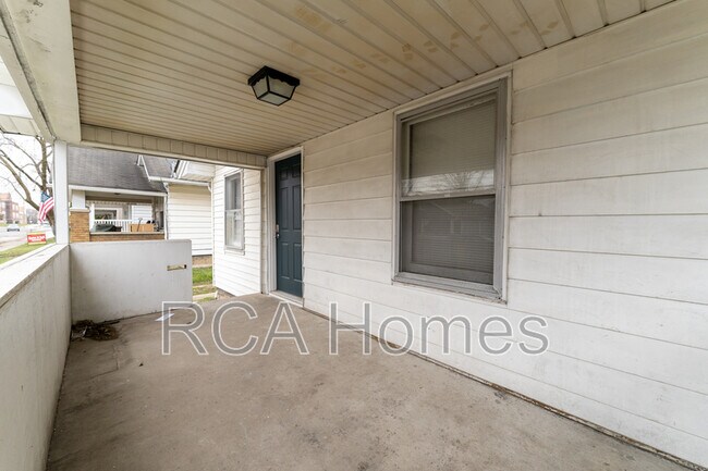Building Photo - 410 S Rural St