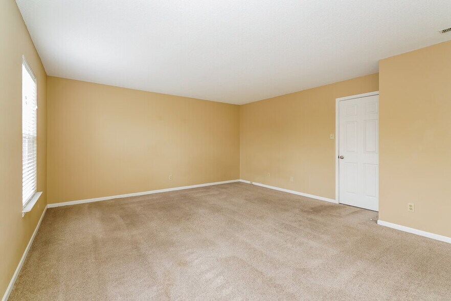 Building Photo - 2044 Southernwood Ln