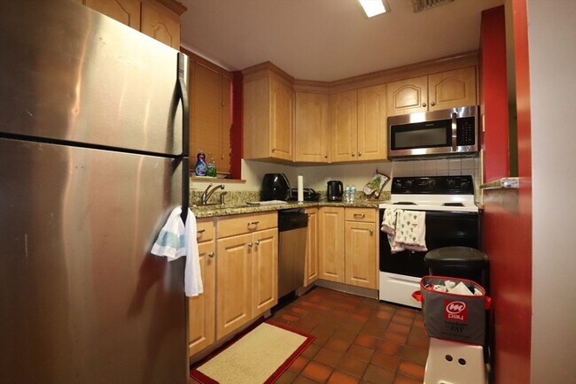 Building Photo - 96 Gainsborough St