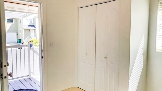 Building Photo - Beautiful 4 bedroom 3 bath townhouse w/att...
