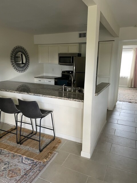 Small counter for dining. - 3131 Southwest Fwy