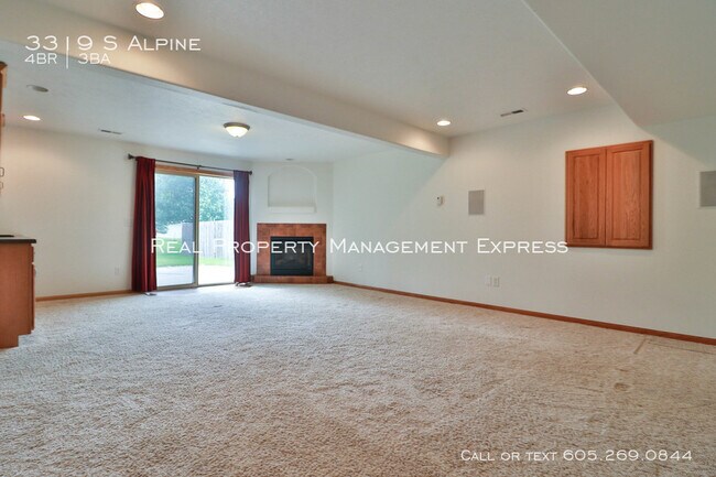 Building Photo - Perfect 4 bedroom 3 bathroom home 2200 sq ft!