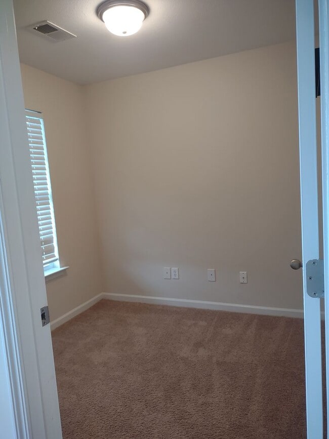 Building Photo - Super Four bedroom home in Northeast Columbia!