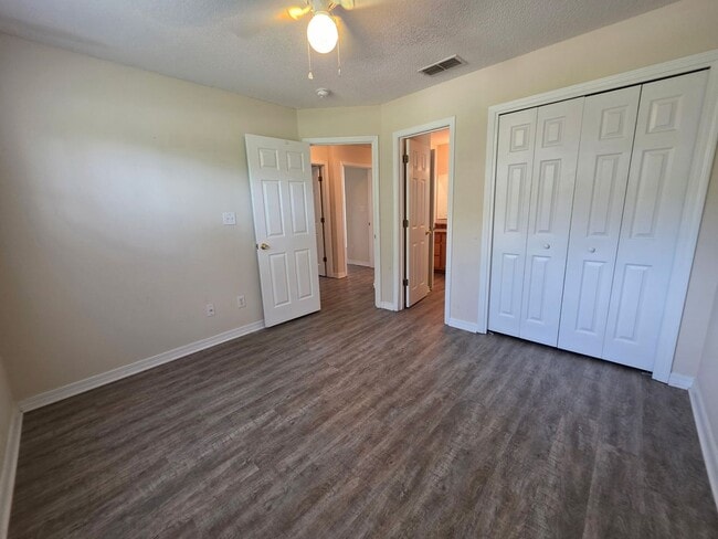 Building Photo - 3BR/2BA home with 2 car garage and privacy...