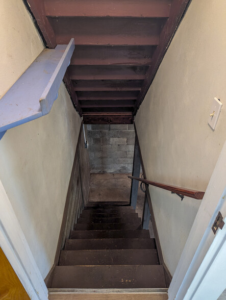 Building Photo - 713 Overhill Dr