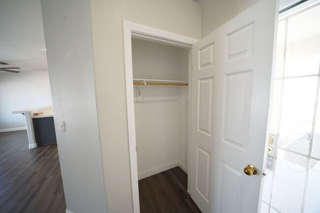 Building Photo - Showings Available NOW