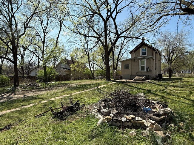 Building Photo - Updated 3 bedroom 2 bath near Washburn Uni...