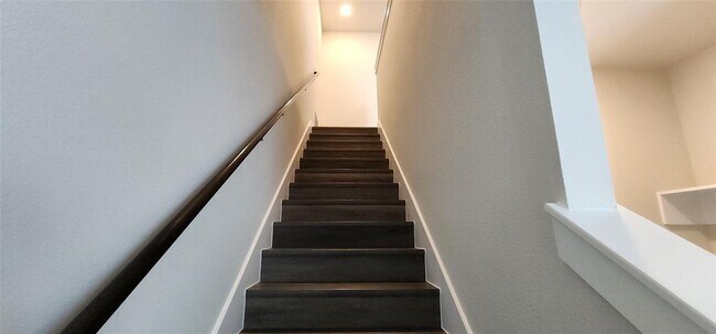 Building Photo - 2120 Delano Dr