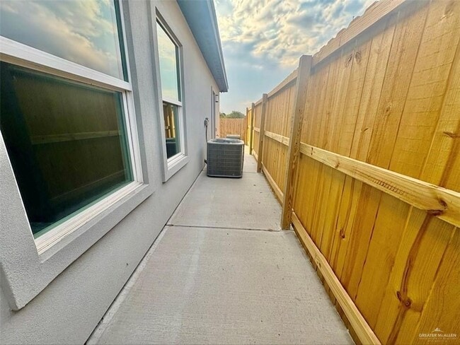 Building Photo - 913 E 13th St