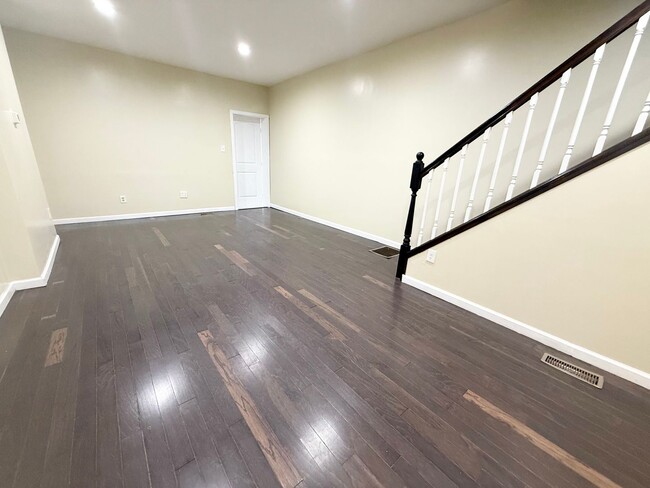 Building Photo - Gorgeous 3-Bedroom Townhome in Elmwood Park! Available NOW!