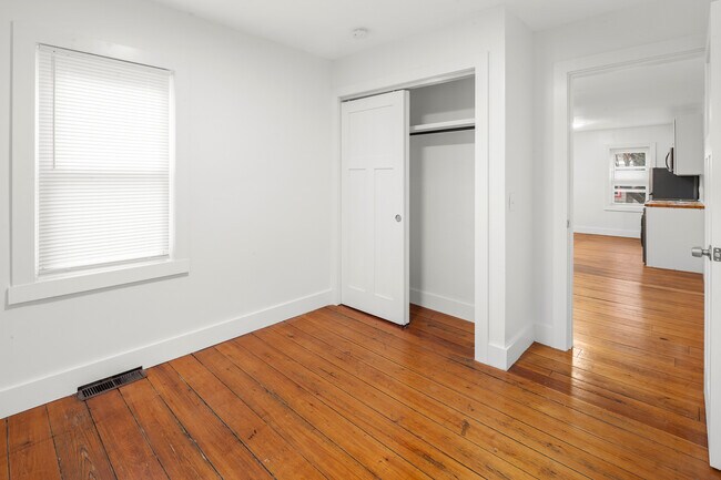 Building Photo - 323 Williams St