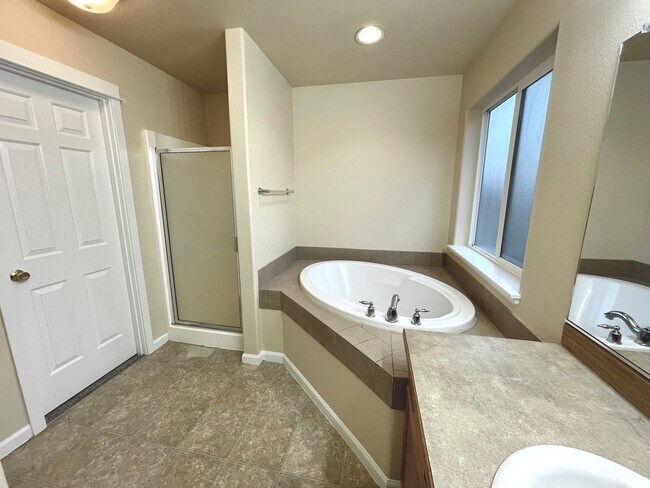 Building Photo - BEAUTIFUL TOWNHOME LOCATED IN REDMOND!