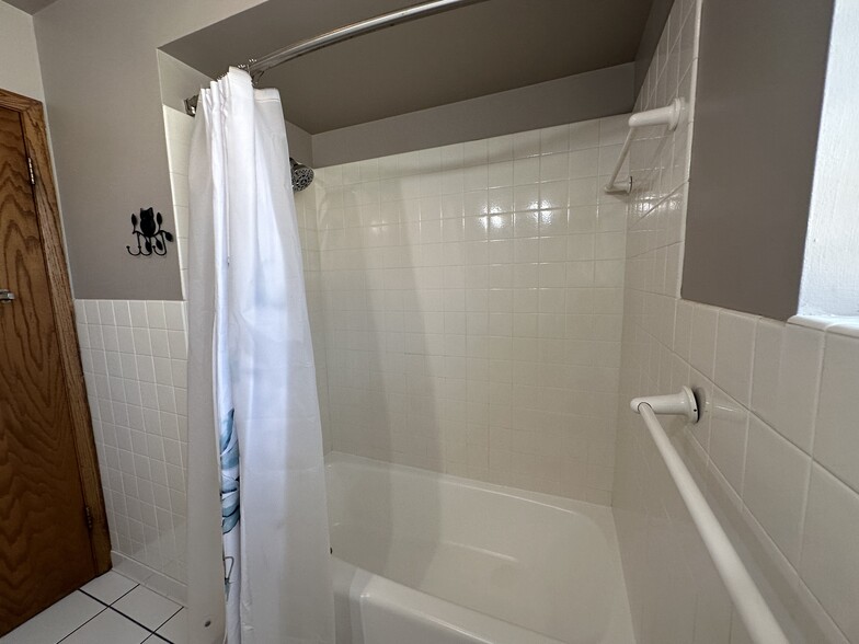 Bathroom Tub - 1336 N Northwest Hwy