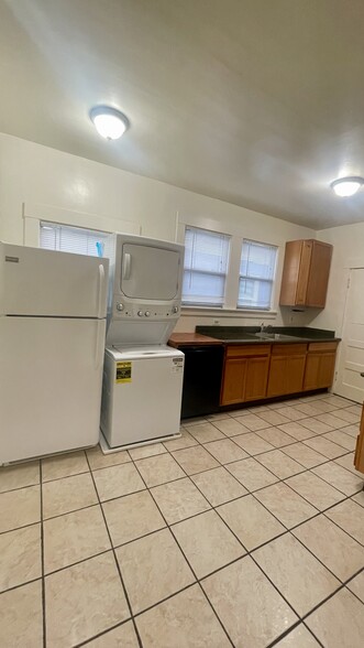 Building Photo - 566 53rd St