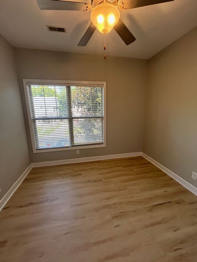 Building Photo - Beautiful modern upstairs condo with 2 full baths! Pet-friendly, with generous parking!