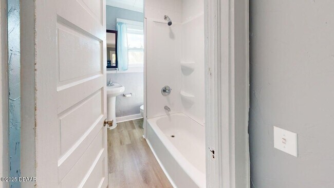 Building Photo - 831 N Oleander Ave