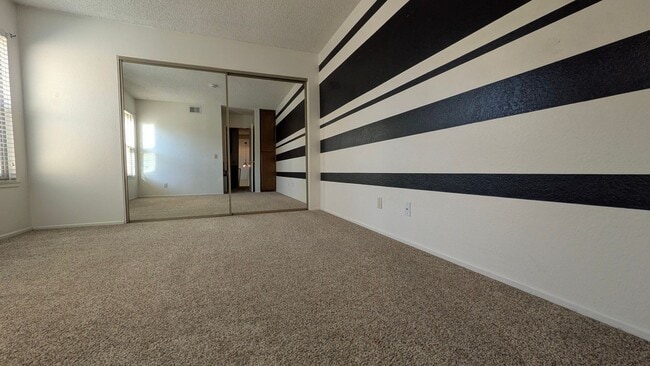 Building Photo - Cute two bedroom condo