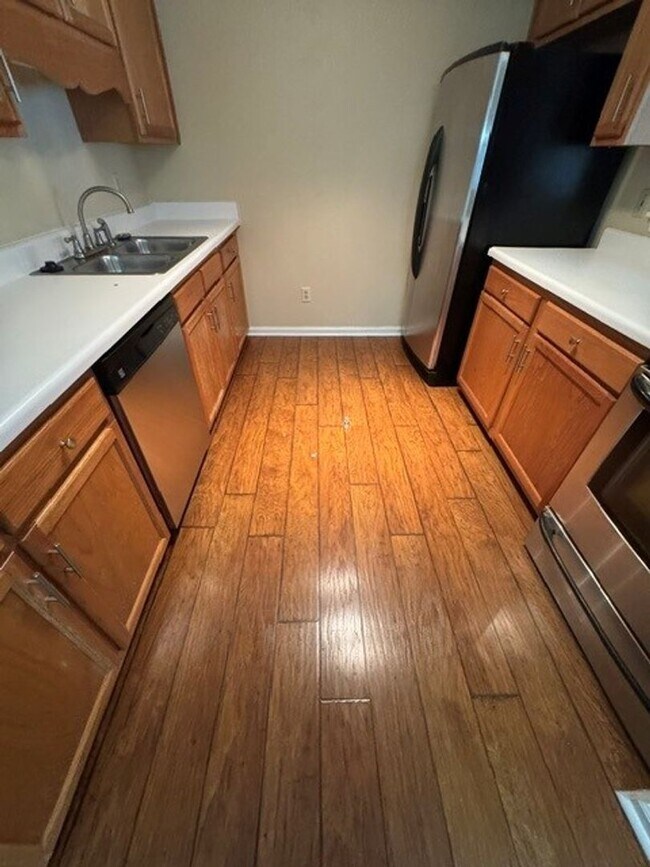 Building Photo - *** $200 OFF FIRST MONTH RENT ***