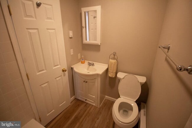 Building Photo - 234 E Linden St