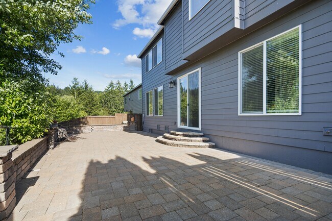 Building Photo - 5832 NW Bannister Dr
