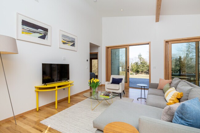 Building Photo - 22 St Mary's Rd